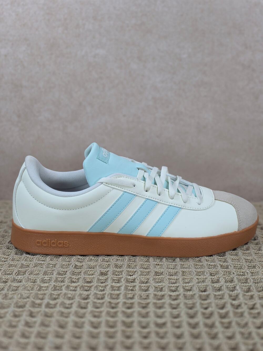 Adidas JI1767 Men’s 11 White Light Blue Gum – Brand New (No Box)
